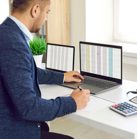 analista usa o computador e as telas apresentam uma planilha de excel com a matriz GUT