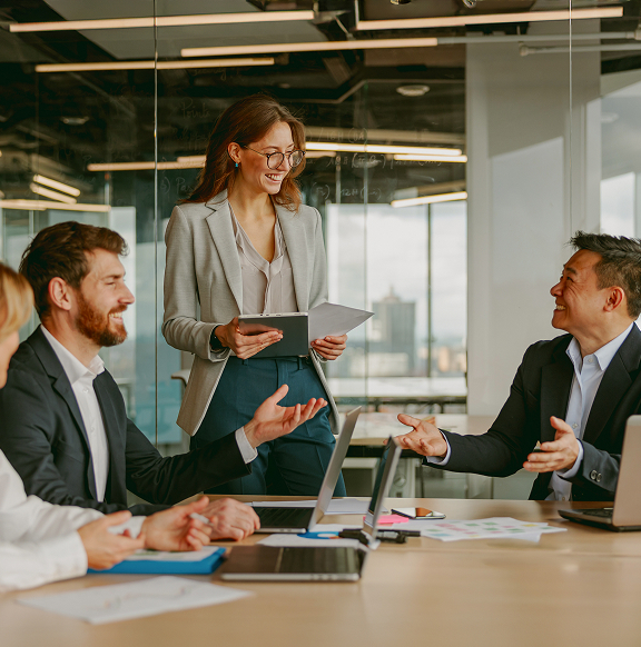 grupo de executivos em reunião usando a matriz raci